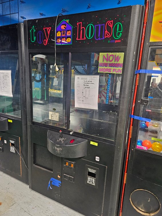 Rainbow Toy House Crane Game, Serial 109818