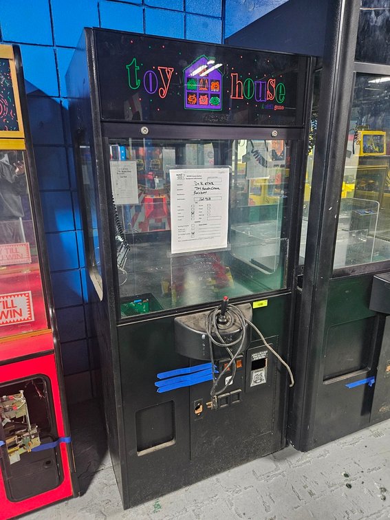 Rainbow Toy House Crane Game, Serial 163928