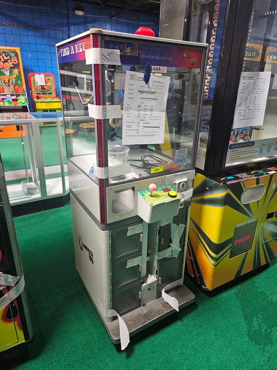 Macrown Find A Key Crane Game, Serial ZN1676SL0010775029