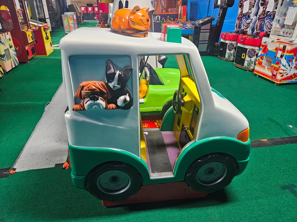 Vet Ambulance Kiddie Ride, Serial 01686