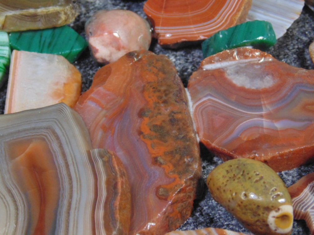 An assortment of slabs and cabs, 7.9 ozs