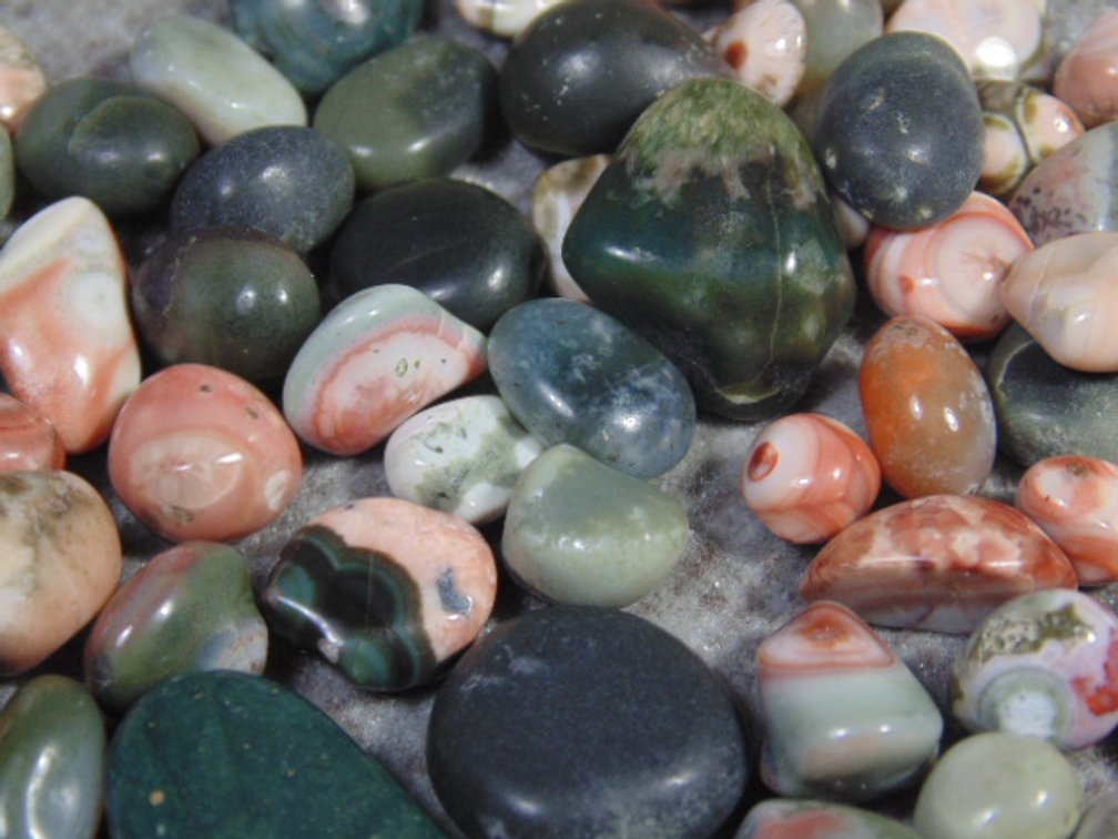 An assortment of polished Thomsonites along with Lintonite, 1.8 ozs