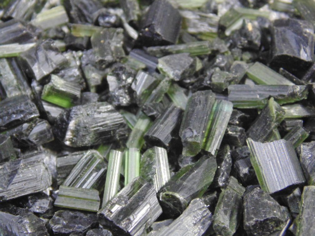 An assortment of Green Tourmaline, some can be faceted. 2.1 ozs