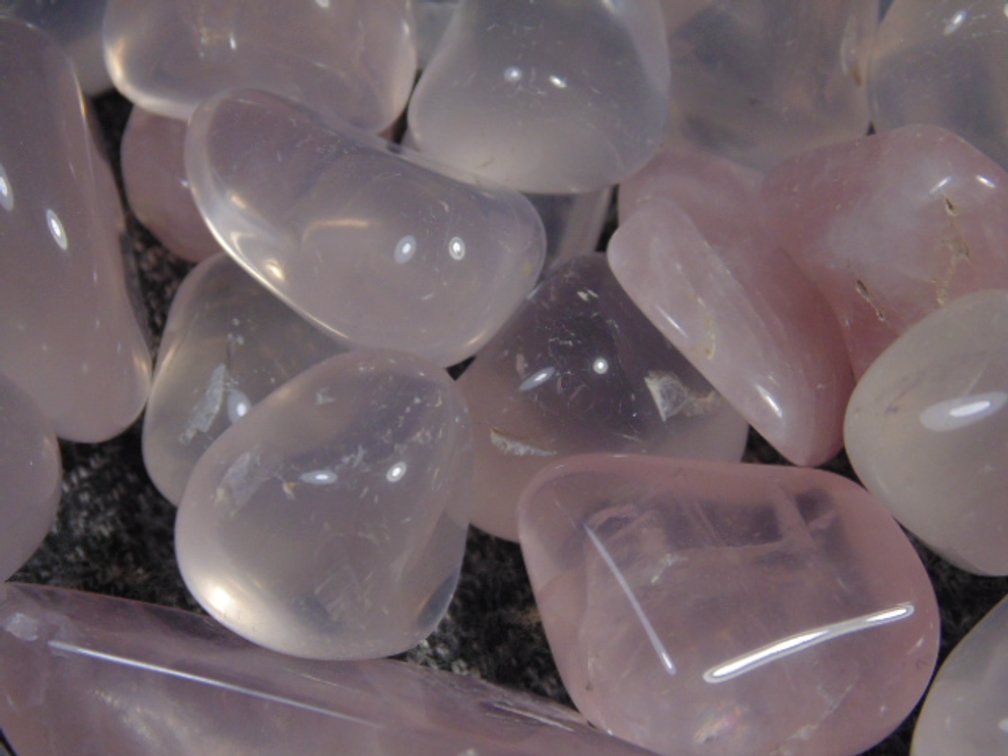 An assortment of faceting and cabbing Rose Quartz, 9.6 ozs