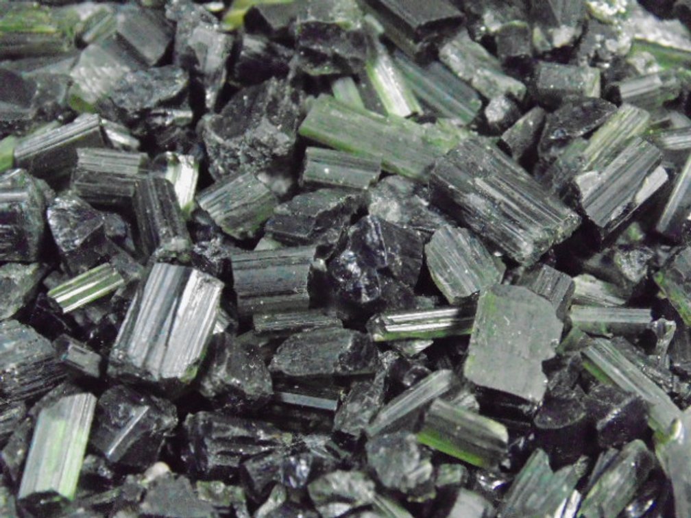 An assortment of Green Tourmaline, some can be faceted. 2 ozs