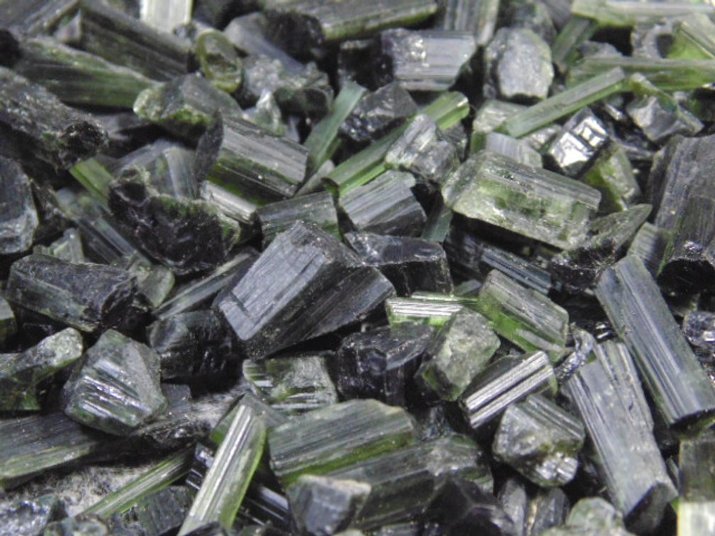 An assortment of Green Tourmaline, some can be faceted. 2.5 ozs