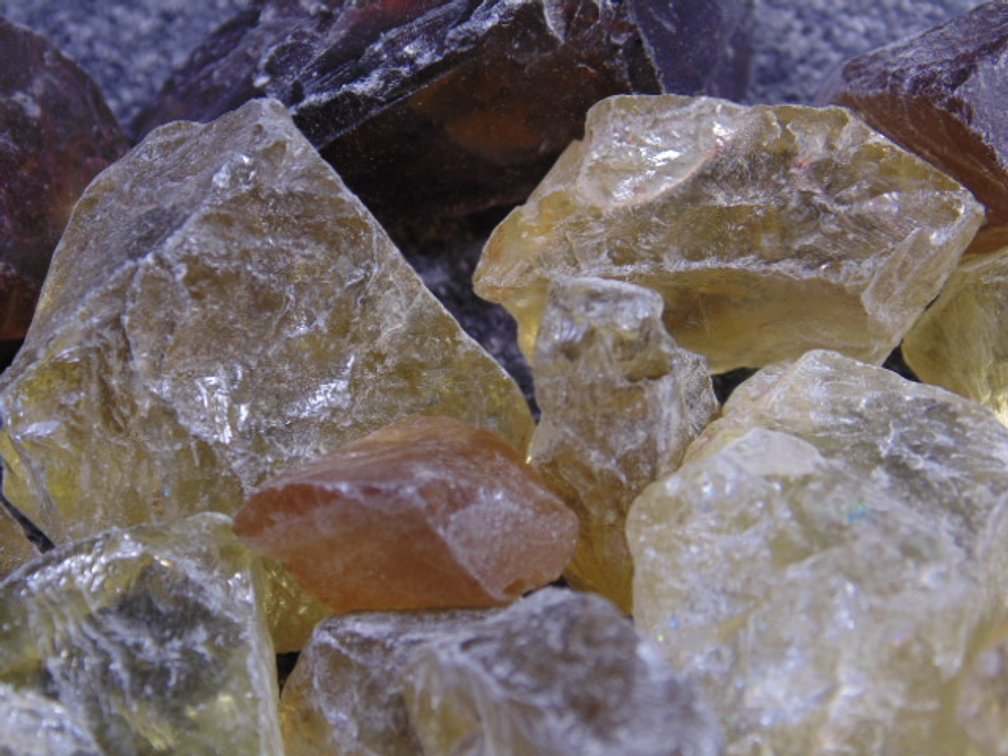 An assortment of faceting and cabbing grade Lemon Citrine, 5.8 ozs