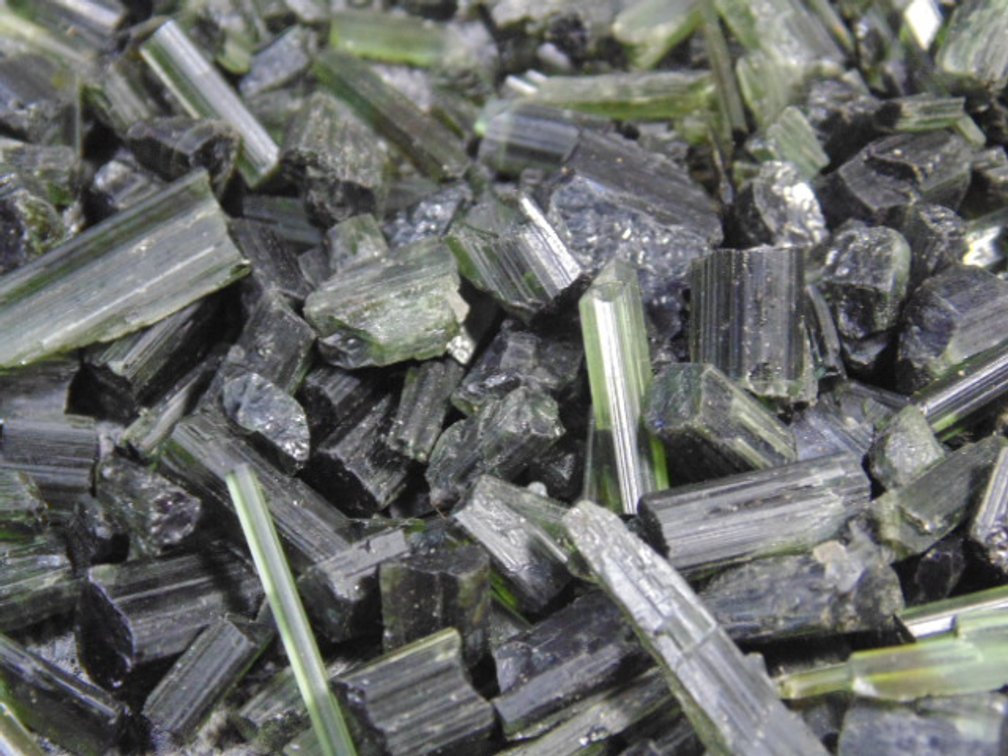 An assortment of Green Tourmaline, some can be faceted. 2.3 ozs