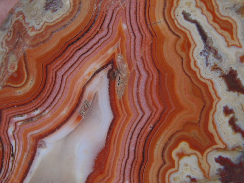 A high quality 4.4 oz face polished Dryhead Agate