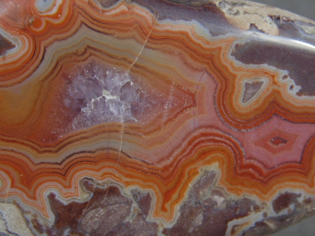 A high quality 5.3 oz face polished Dryhead Agate