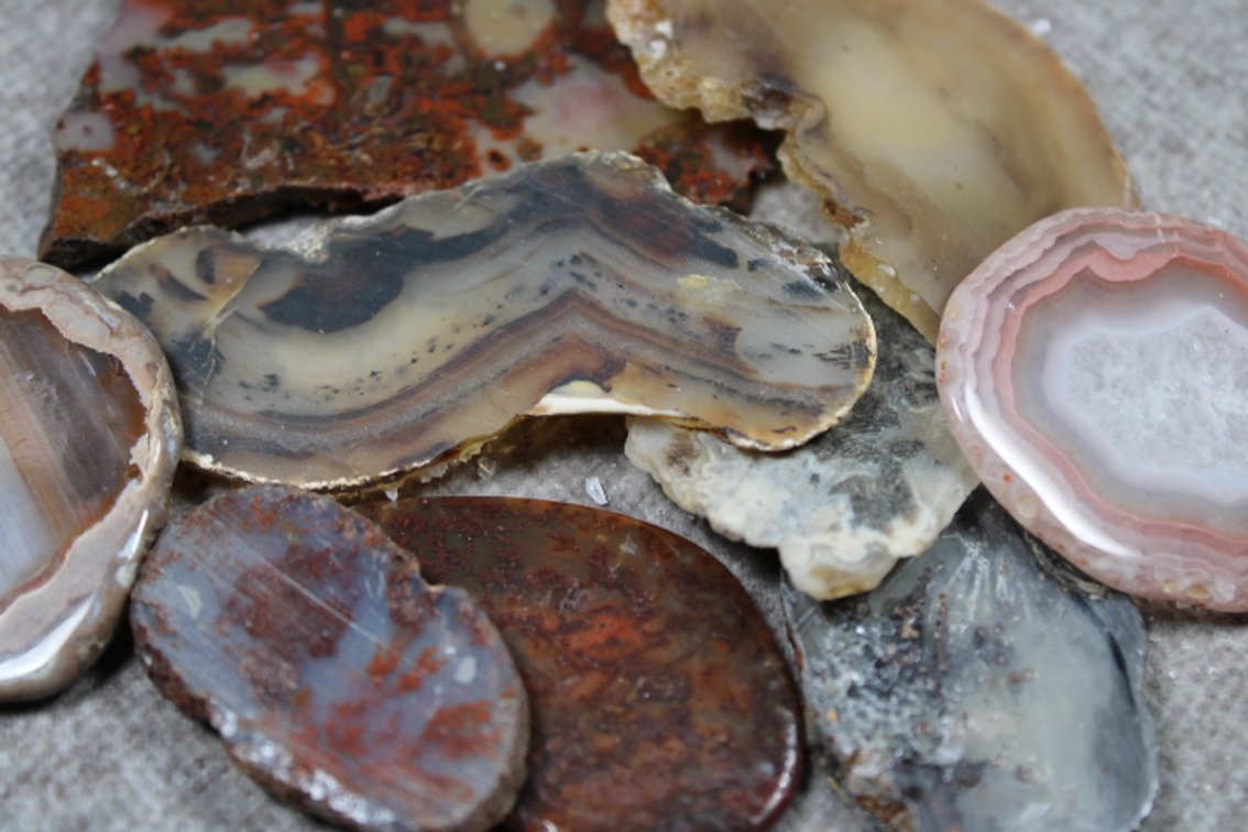 A variety of mixed stone slabs, 4.3 ozs