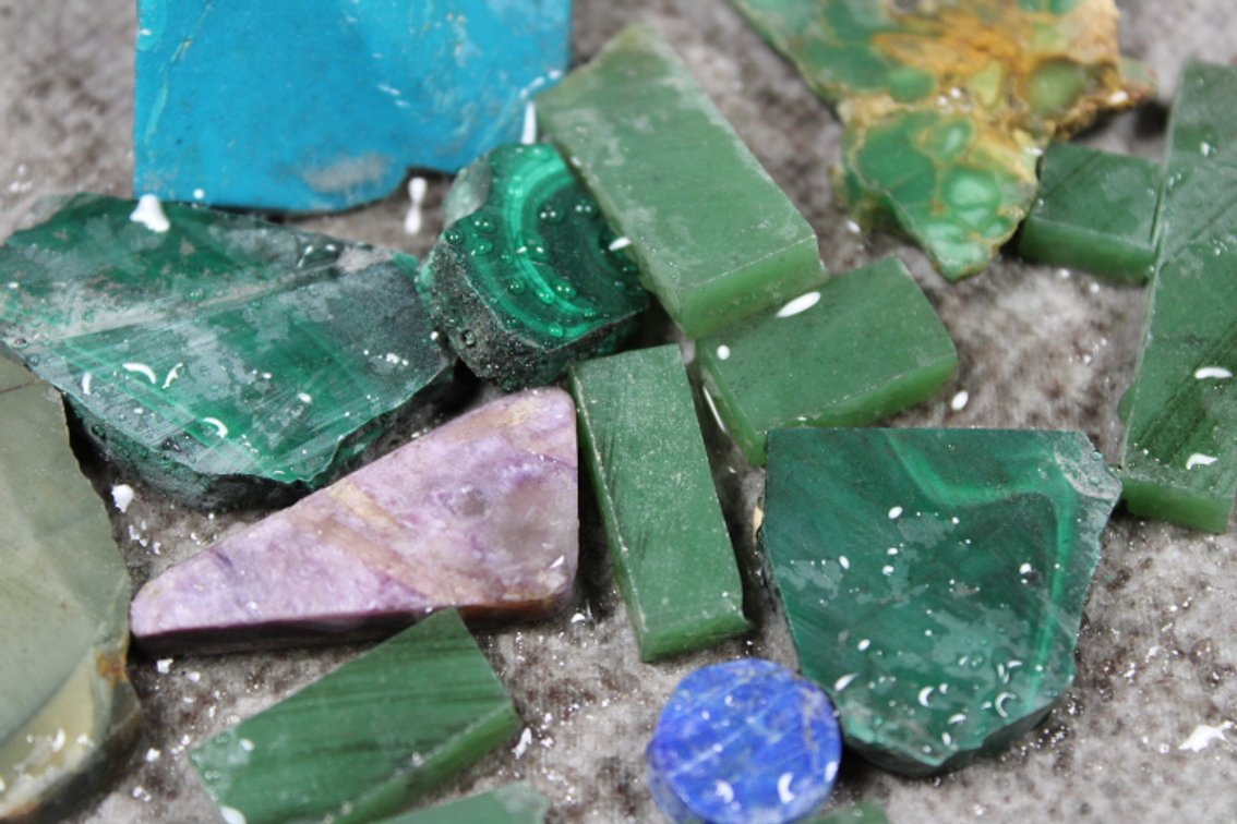 A variety of Malachite, Variscite, Charoite and Jade pieces, 3.7 ozs