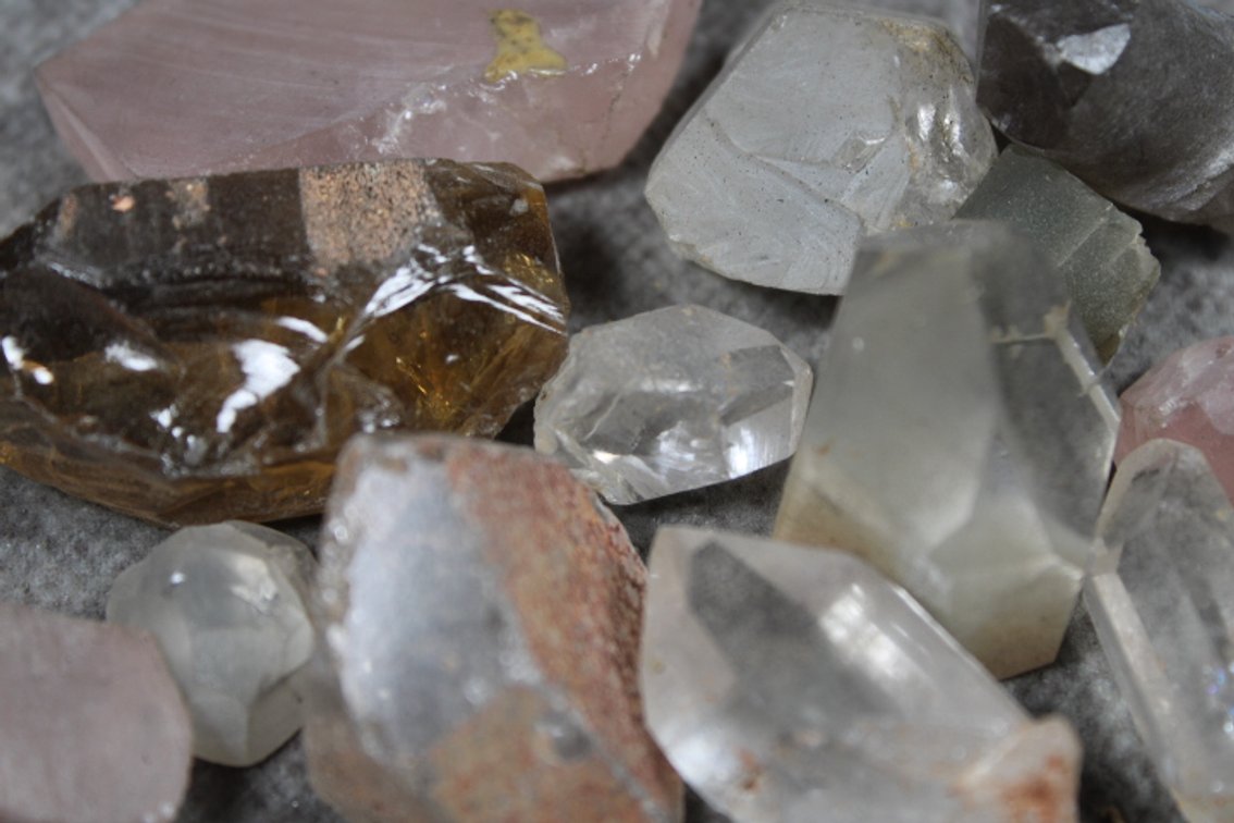 5.5 ozs of various faceting material