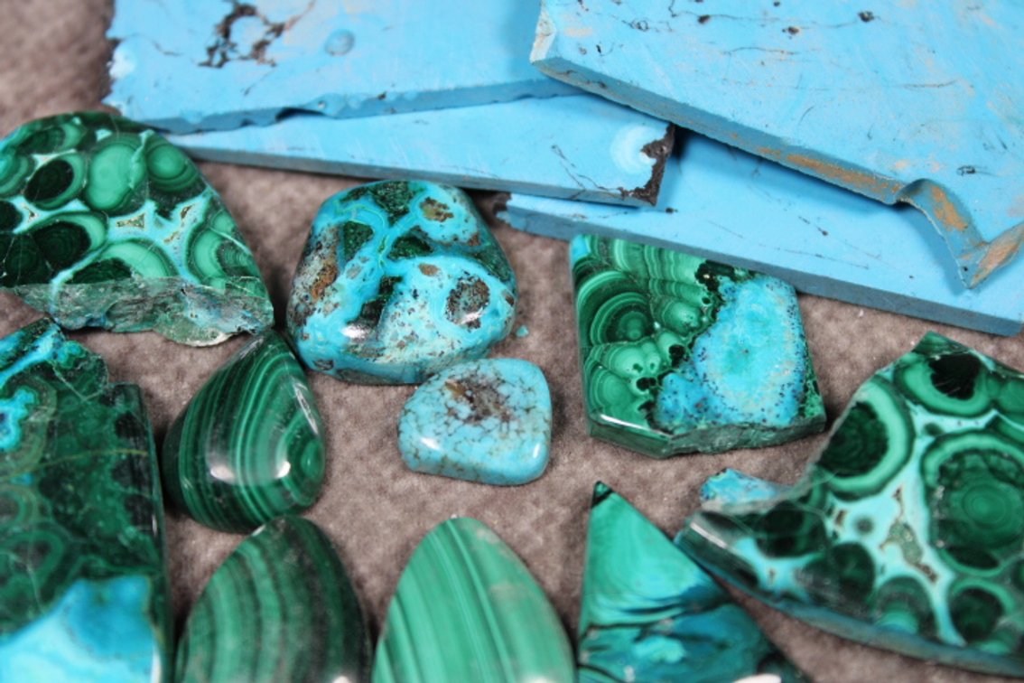 An assortment of Malachite, Malachite/Chrysocolla and Reconstituted Turquoise slabs, 2.7 ozs