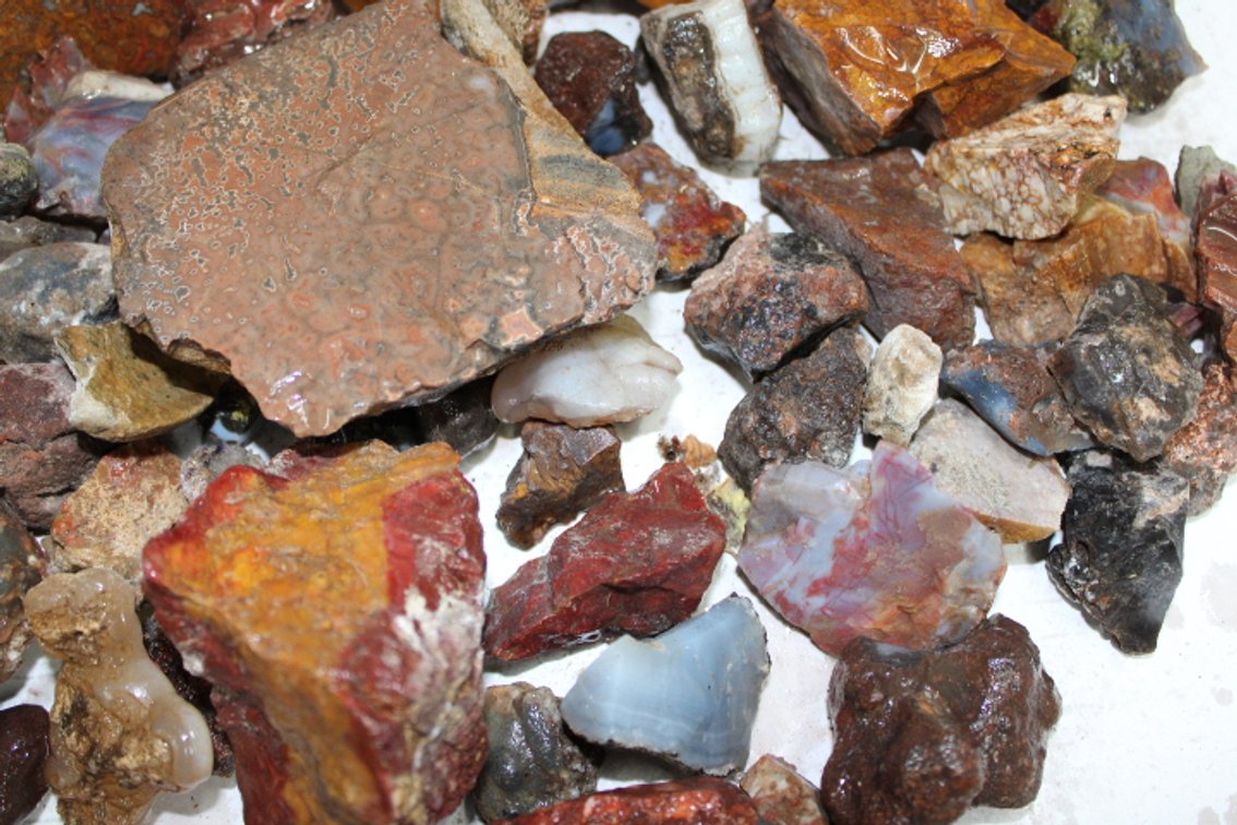A 8 lb flat of Misc stones