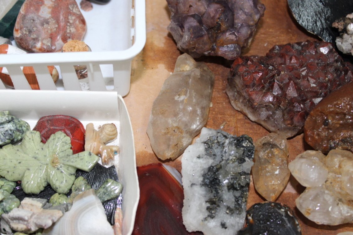 A 4 lb 7 oz flat of Misc stones