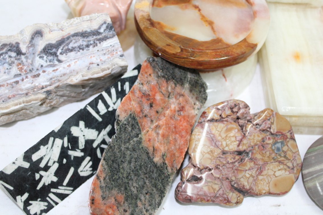A 7 lb 2 oz flat of Misc stones