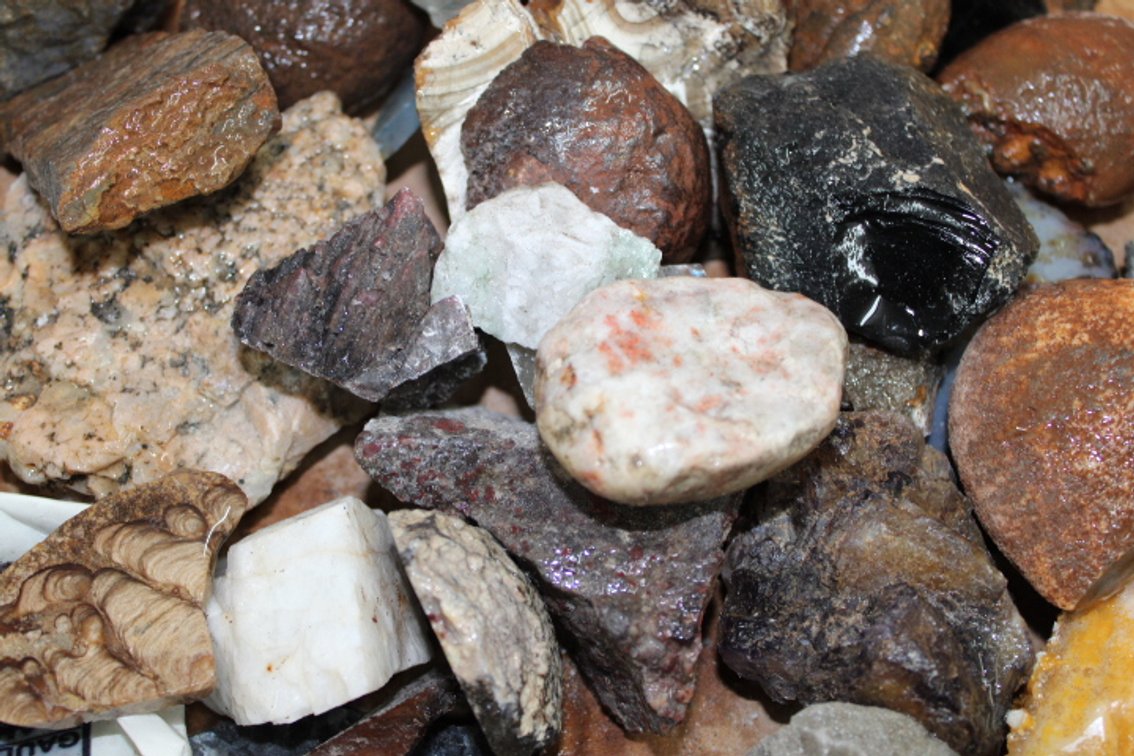 A 10 lb flat of Misc stones