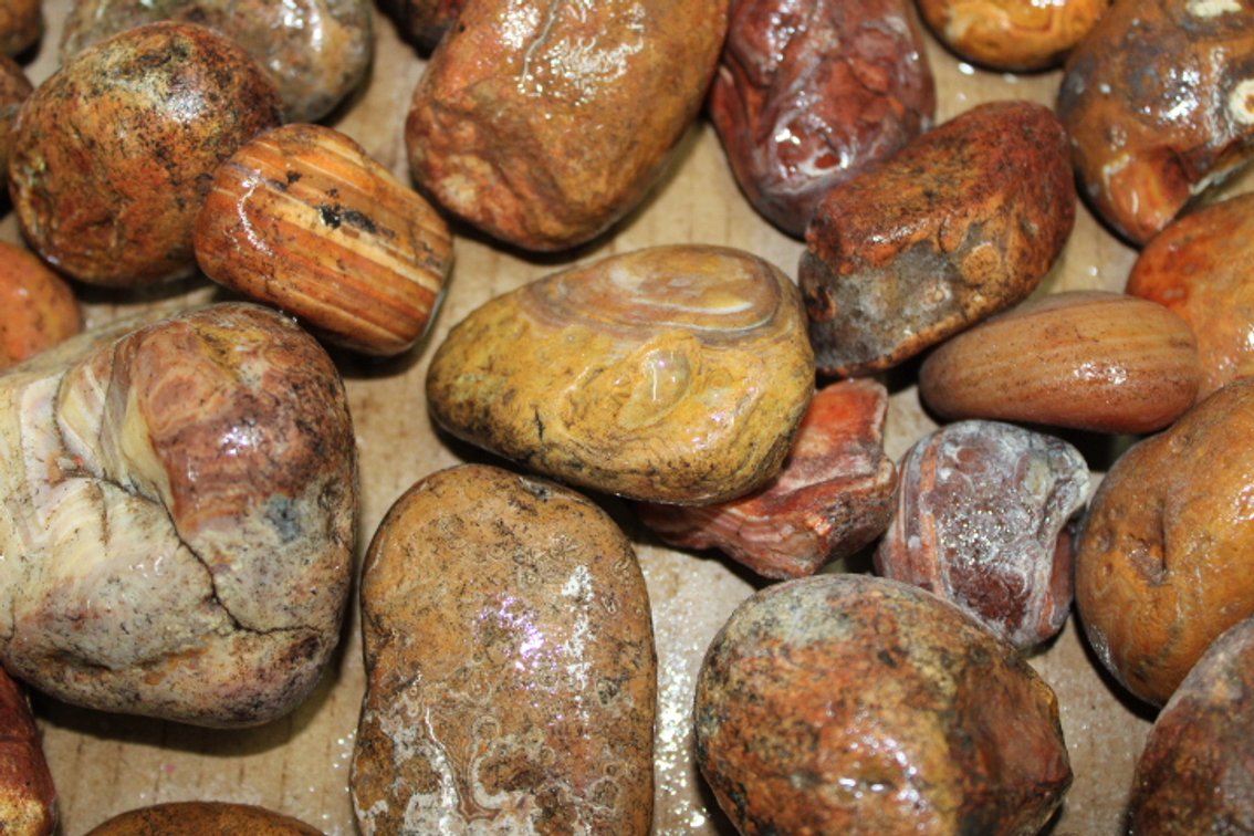 A 10 lb 5 oz flat of Bahia Agate from South America