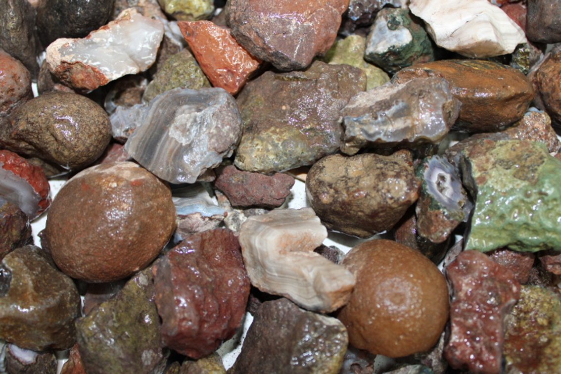 A 9 lb 9 oz flat of Mexican Agate