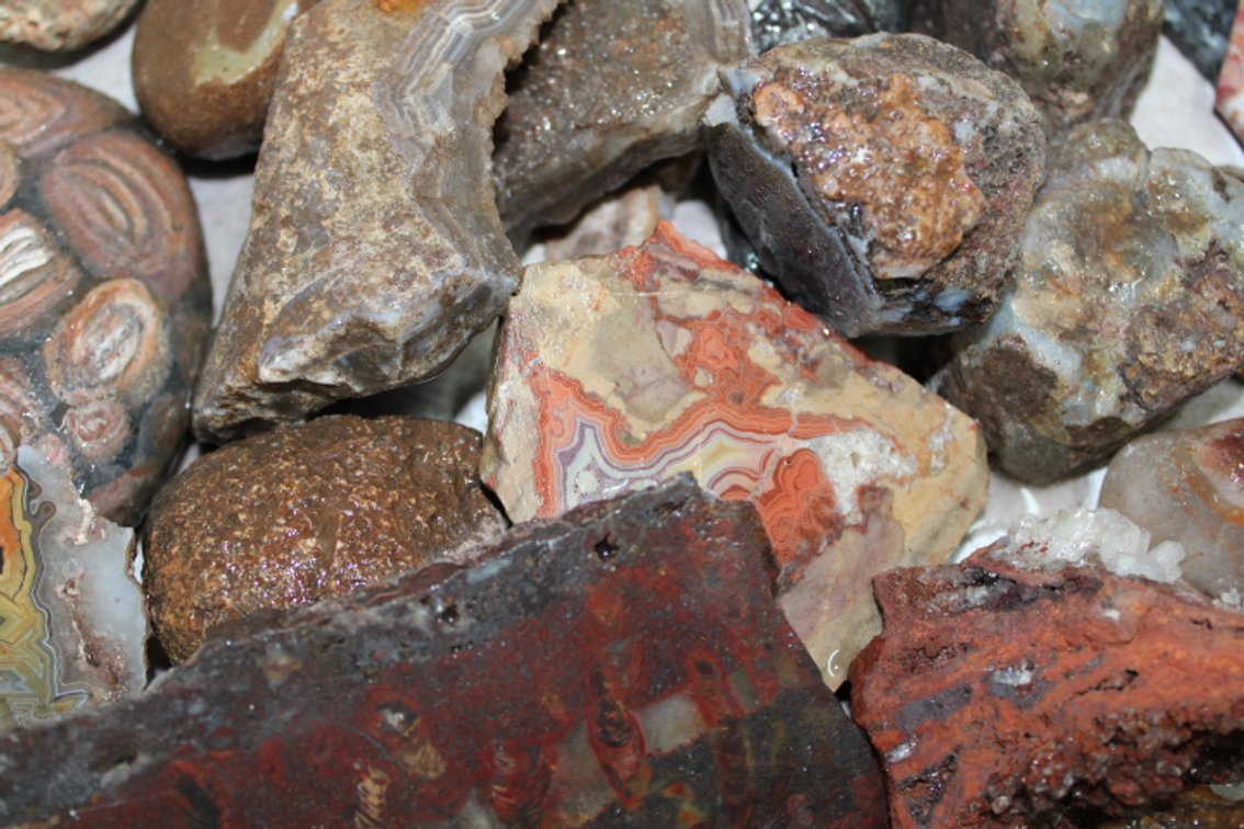A 9 lb 7 oz flat of Misc stones