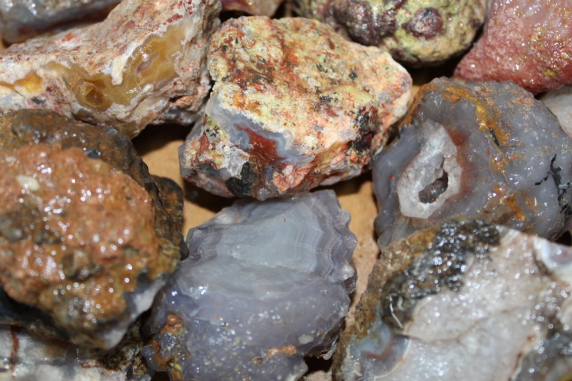A 9 lb 7 oz flat of Mexican Agate