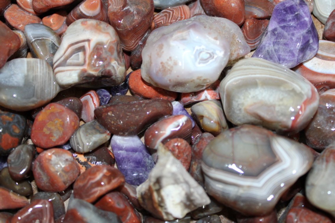 A 10 lb flat of mostly Lake Superior Agates