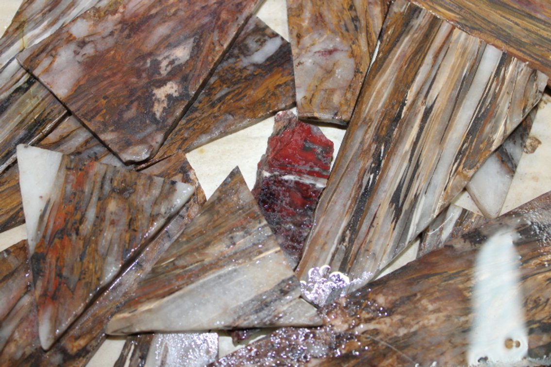 A 2 lb flat of Binghamite/Silkstone slabs