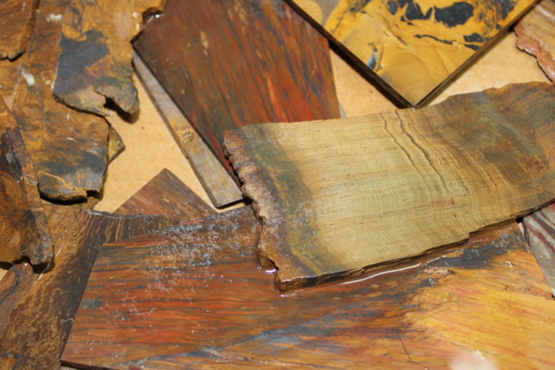 A 2 lb flat of Binghamite/Silkstone slabs