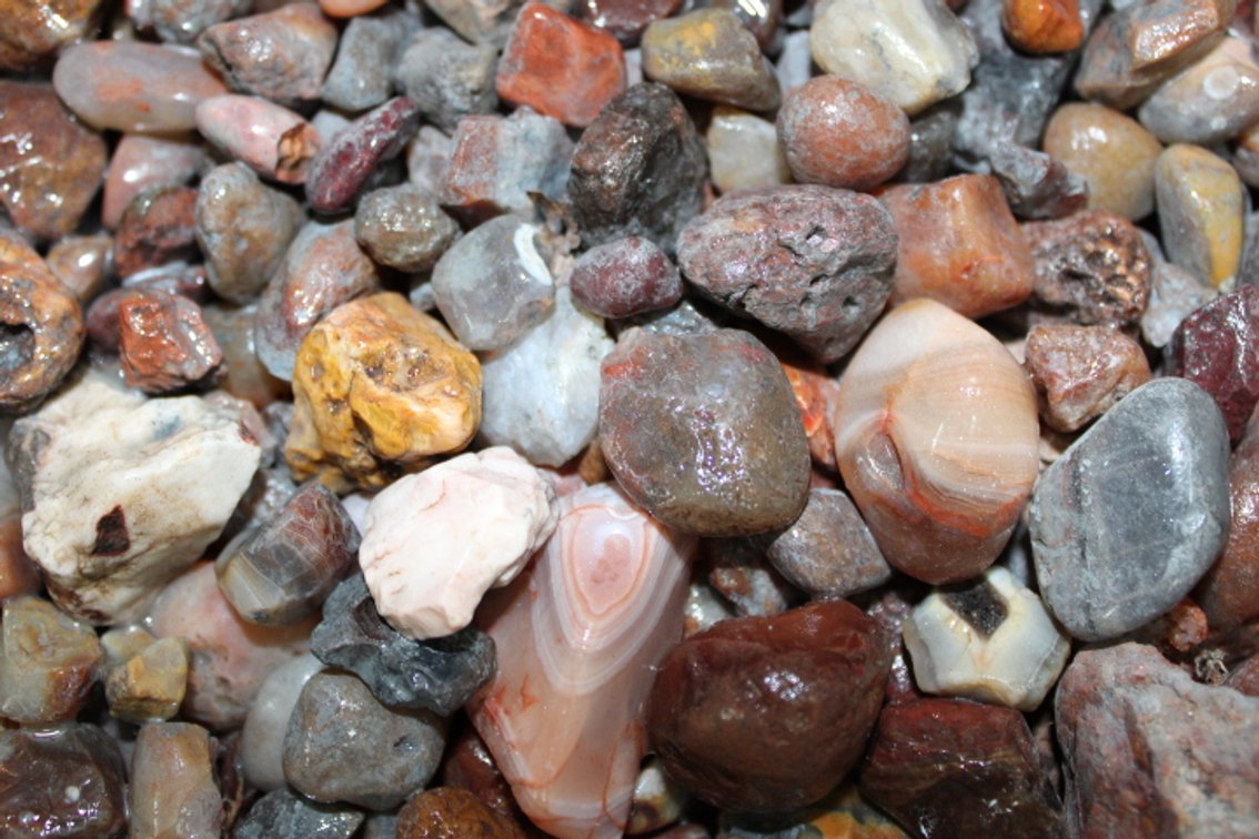 A 9 lb 3 oz flat of Misc Agates