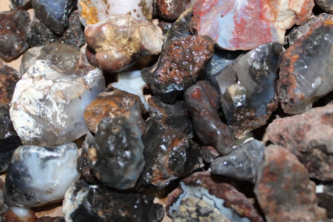 A 9 lb flat of Misc Agates