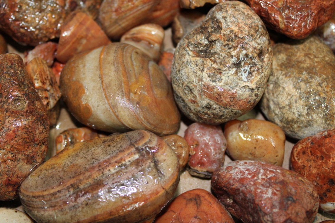 A 9 lb 5 oz flat of Bahia Agate