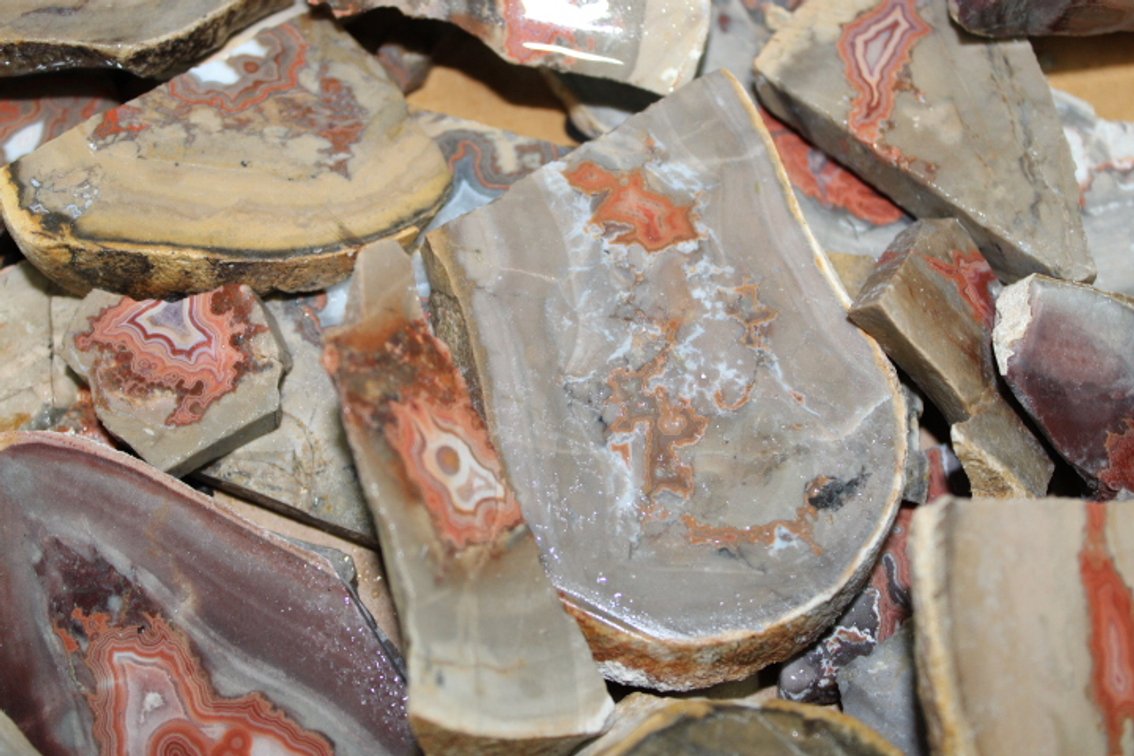 A 5 lb 9 oz flat of Teepee Canyon Agate