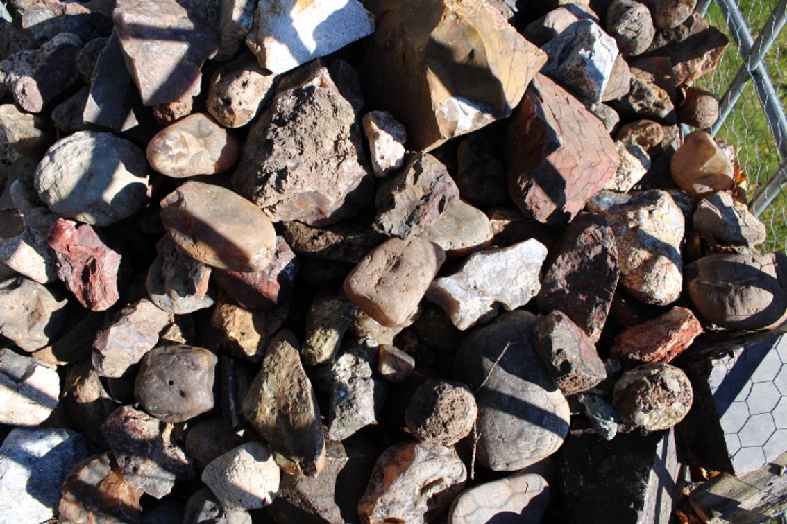 An assortment of different kinds of stones. All are great for cutting, cabbing, spheres or landscaping, 2000 lbs. The starting bid is only 1.00 a lb and retails for 4 to 8 dollars a lb