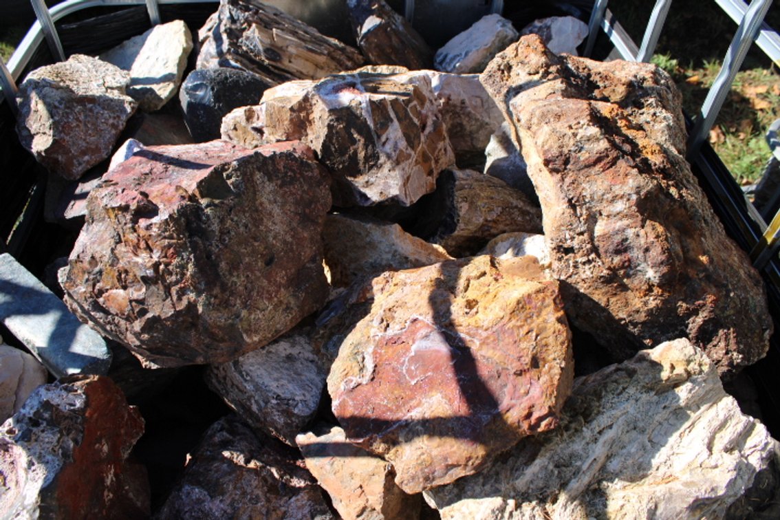 An assortment of different kinds of stones. All are great for cutting, cabbing, spheres or landscaping, 2000 lbs. The starting bid is only 1.00 a lb and retails for 4 to 8 dollars a lb