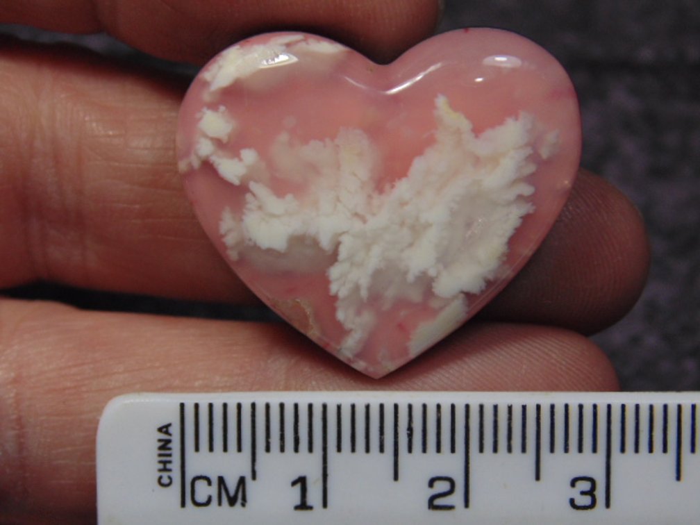 A heart shaped Cloud Agate cab, weighs 7.4 grams