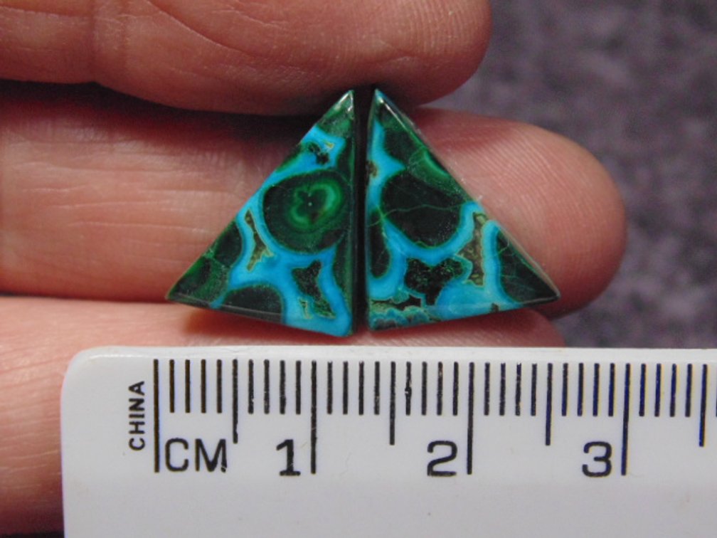 A pair of matching triangle Malachite/Chrysocolla cabs, weighs 2.5 grams