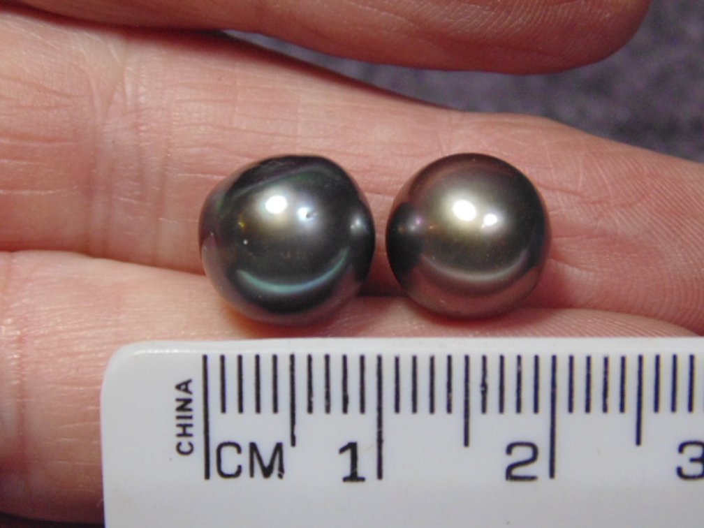 A pair of Tahitian Pearls, weighs 3.2 grams