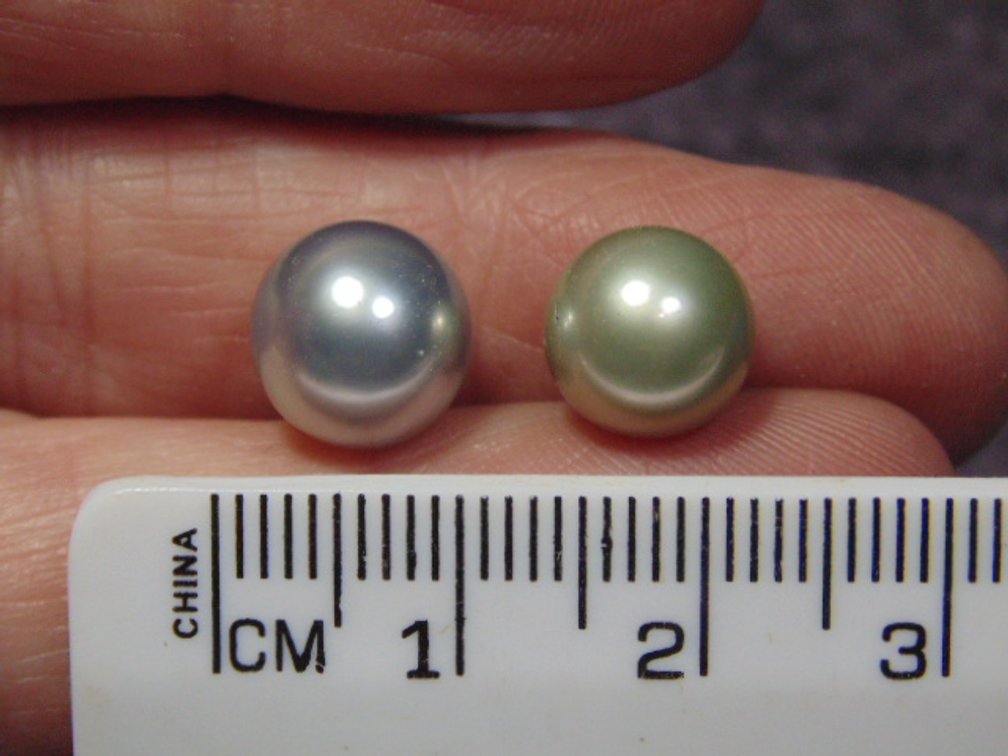 A pair of Tahitian Pearls, weighs 2.4 grams