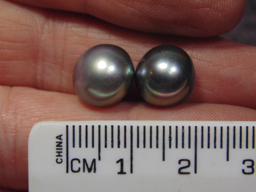 A pair of Tahitian Pearls, weighs 3 grams