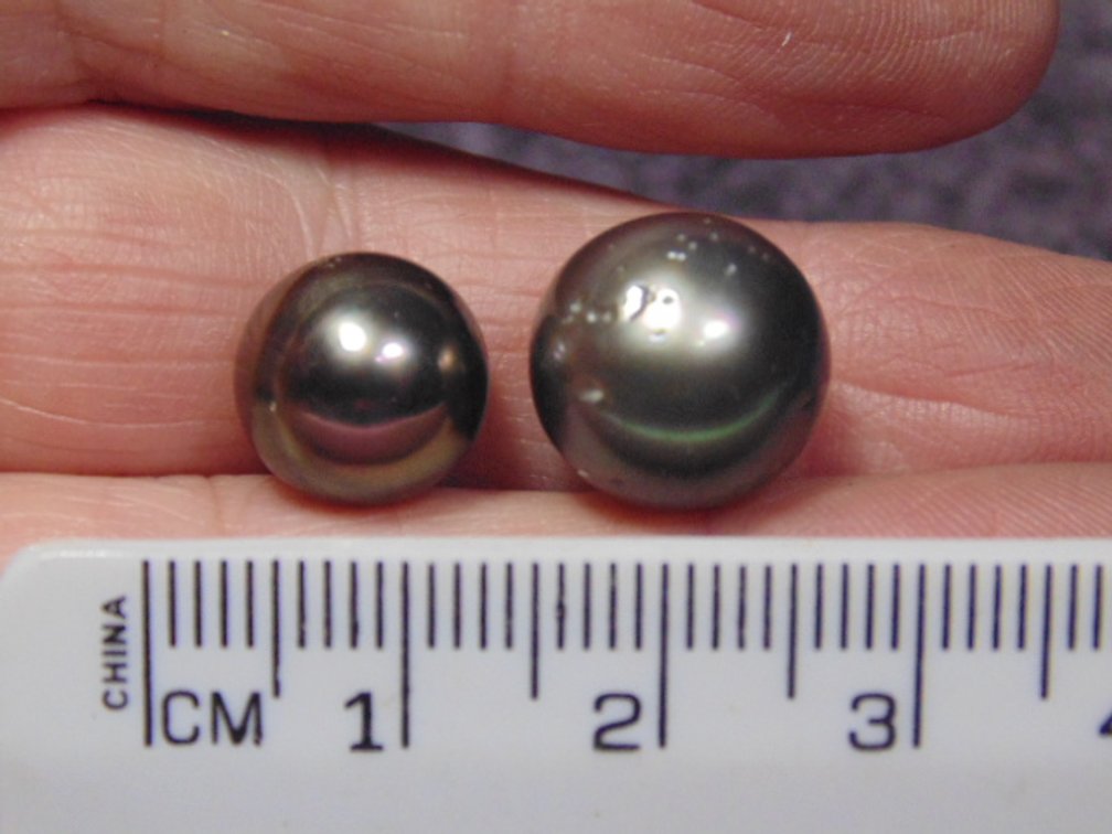 A pair of Tahitian Pearls, weighs 4.4 grams
