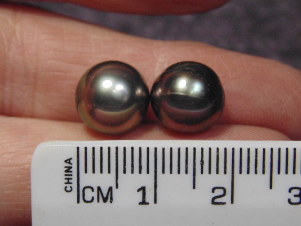 A pair of Tahitian Pearls, weighs 3 grams