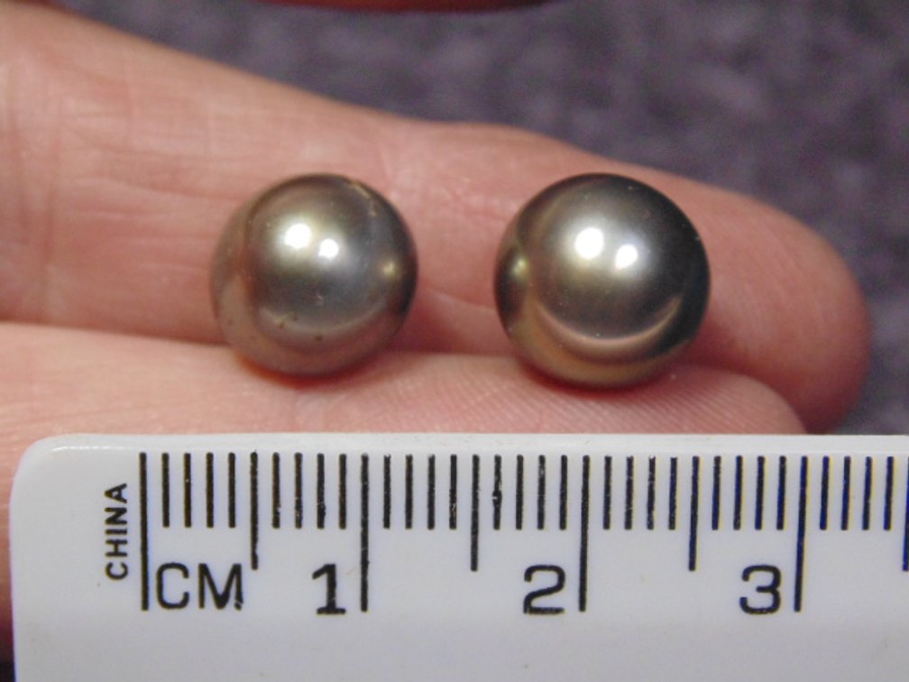 A pair of Tahitian Pearls, weighs 2.9 grams