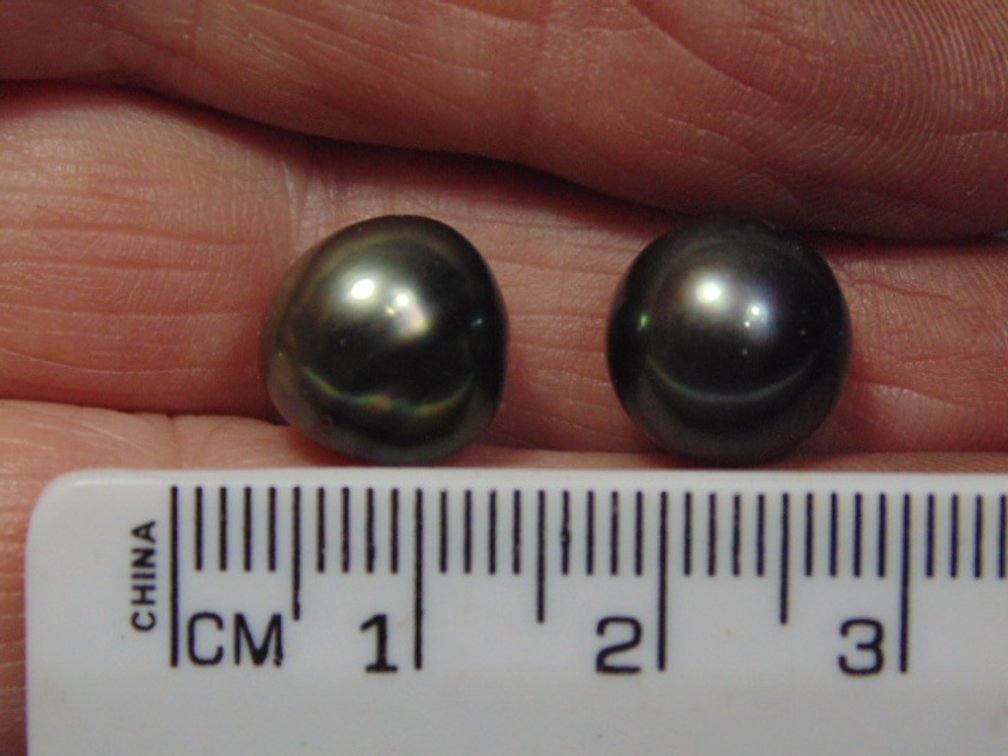 A pair of Tahitian Pearls, weighs 3.5 grams