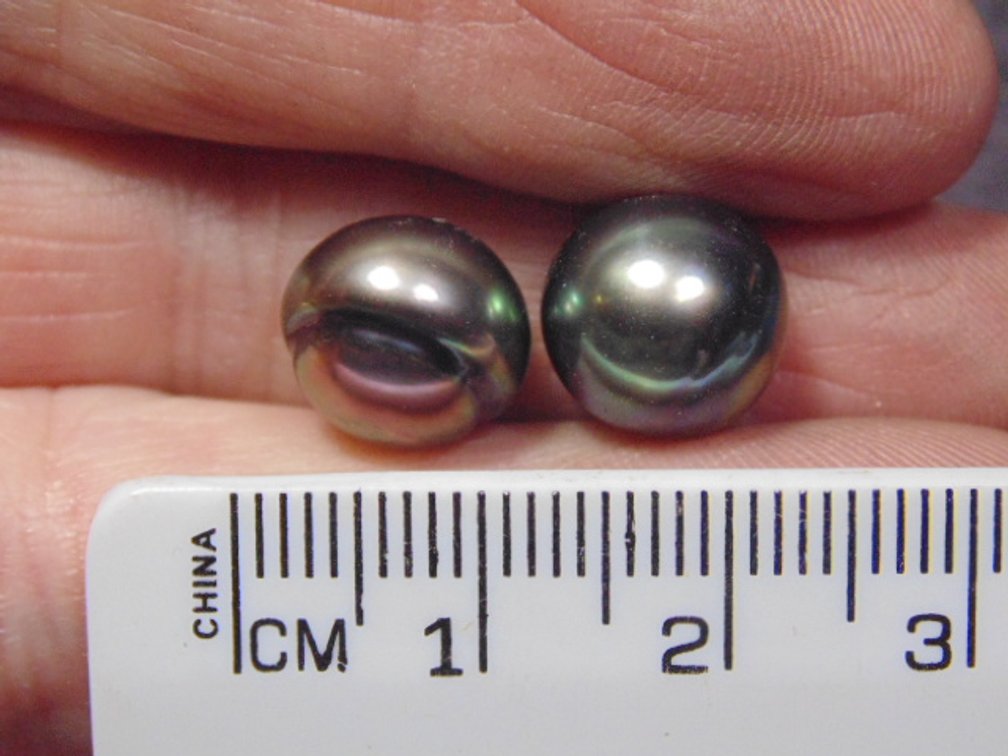 A pair of Tahitian Pearls, weighs 3.2 grams