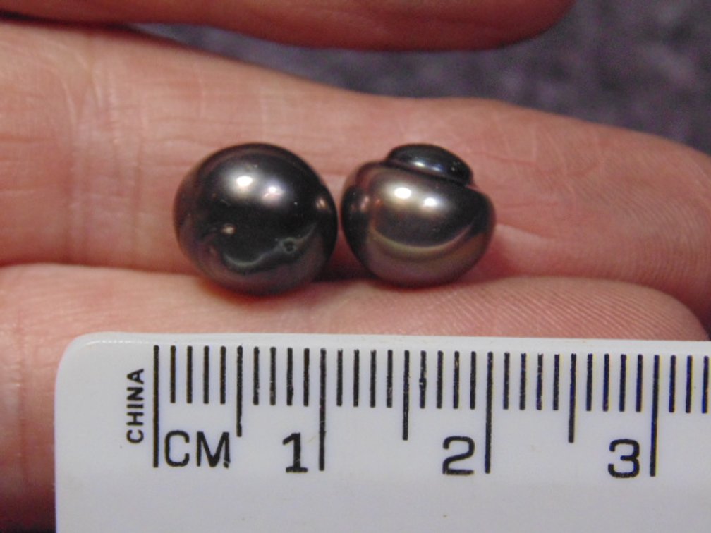 A pair of Tahitian Pearls, weighs 2.6 grams