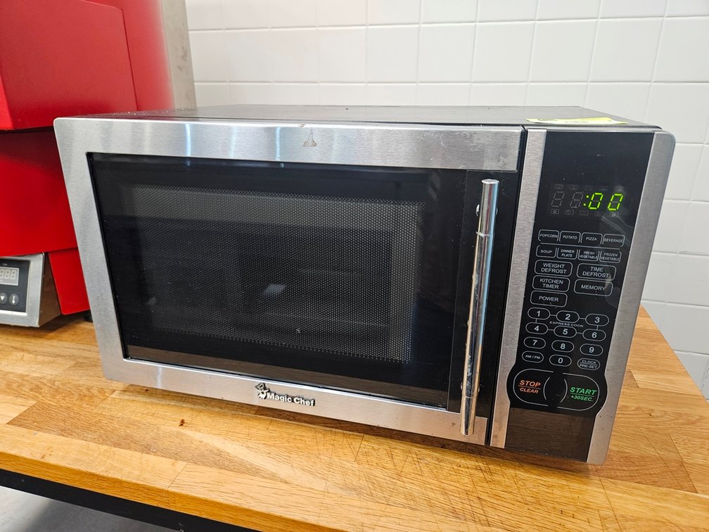 Magic Chef Microwave, Model MCM111-STK