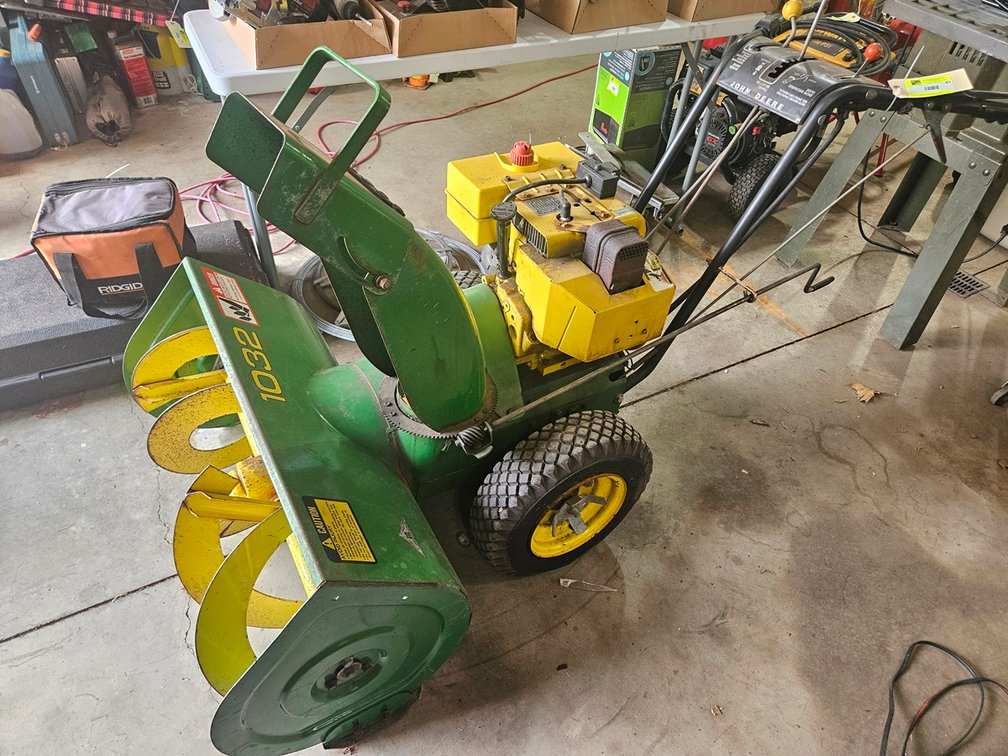 John Deere 1032 2-Stage Snow Blower, 32" Auger, 10 HP, Serial M01032X556818