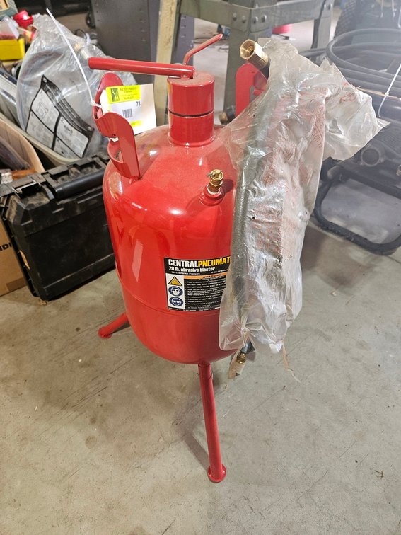 Central Pneumatic 20 Lb. Abrasive Blaster with Hose