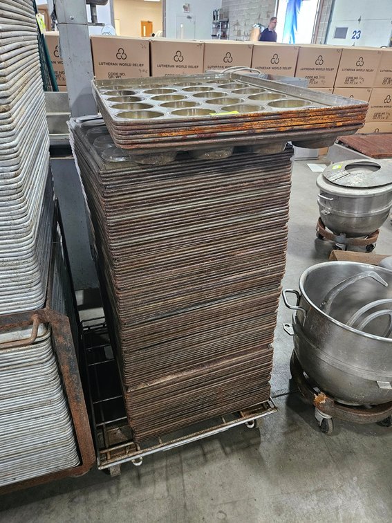 Approx. 100 Baking Pans with Cart